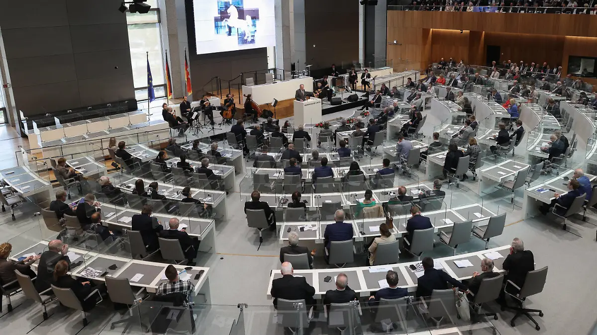  Niedersachsen, Hannover, Festakt 75 Jahre Niedersächsischer Landtag, Stephan Weil SPD, Ministerpräsident Niedersachsen, spricht beim 75. Jubiläum der parlamentarischen Demokratie in Niedersachsen im niedersächsischen Landtag. Am 13. Mai 1947 kam der erste frei gewählte Niedersächsische Landtag zu seiner konstituierenden Sitzung zusammen. *** Lower Saxony, Hanover, ceremony 75 years of Lower Saxony Parliament, Stephan Weil SPD , Prime Minister of Lower Saxony, speaks at the 75th anniversary of parliamentary democracy in Lower Saxony in the Lower Saxony Parliament On 13 May 1947, the first freely elected Lower Saxony Parliament met for its constituent session