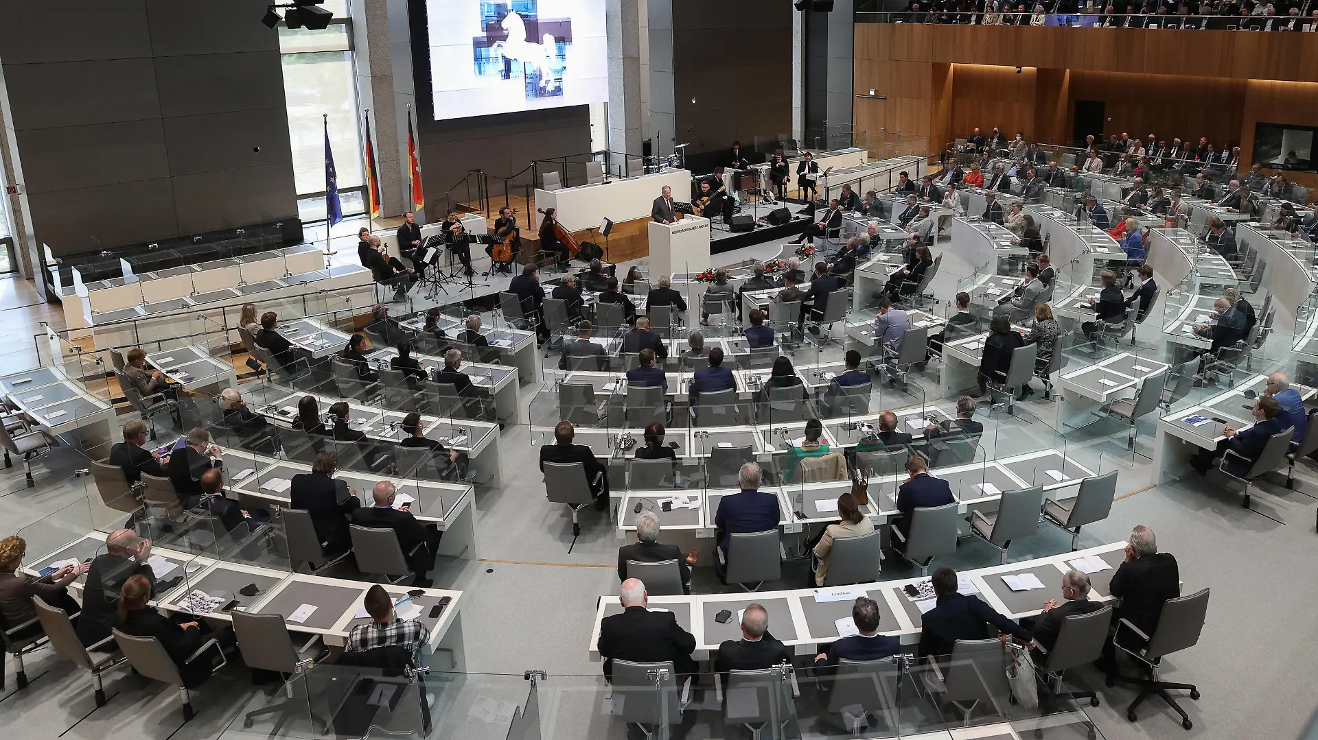 Niedersachsen, Hannover, Festakt 75 Jahre Niedersächsischer Landtag, Stephan Weil SPD, Ministerpräsident Niedersachsen, spricht beim 75. Jubiläum der parlamentarischen Demokratie in Niedersachsen im niedersächsischen Landtag. Am 13. Mai 1947 kam der erste frei gewählte Niedersächsische Landtag zu seiner konstituierenden Sitzung zusammen. *** Lower Saxony, Hanover, ceremony 75 years of Lower Saxony Parliament, Stephan Weil SPD , Prime Minister of Lower Saxony, speaks at the 75th anniversary of parliamentary democracy in Lower Saxony in the Lower Saxony Parliament On 13 May 1947, the first freely elected Lower Saxony Parliament met for its constituent session