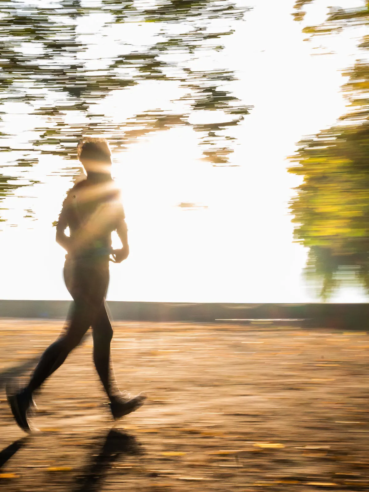 13.10.2021, Niedersachsen, Hannover: Eine Joggerin läuft am Morgen bei Sonnenschein am Maschsee entlang. Foto: Julian Stratenschulte/dpa +++ dpa-Bildfunk +++