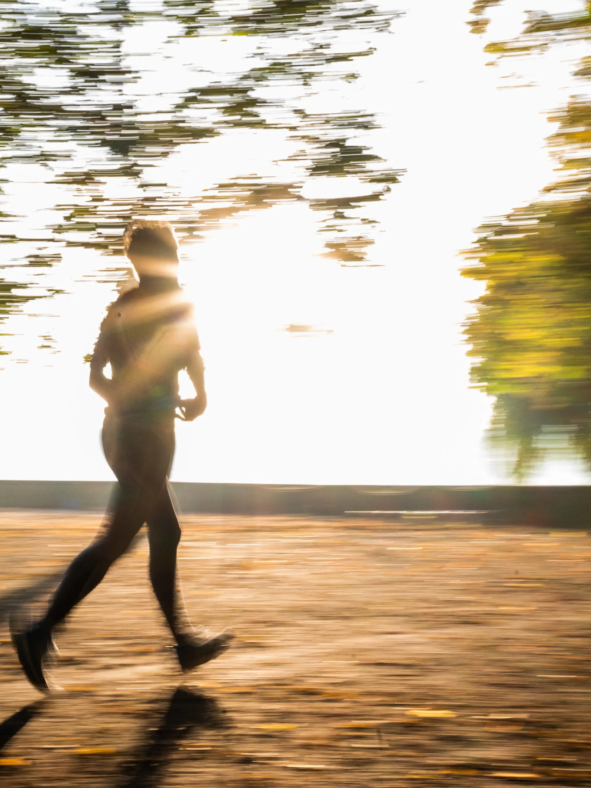 13.10.2021, Niedersachsen, Hannover: Eine Joggerin läuft am Morgen bei Sonnenschein am Maschsee entlang. Foto: Julian Stratenschulte/dpa +++ dpa-Bildfunk +++