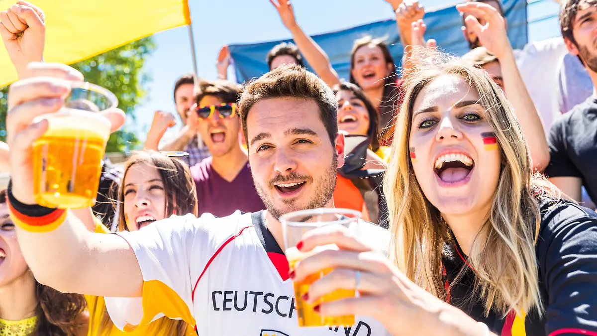 Deutsche Fußballfans feiern.