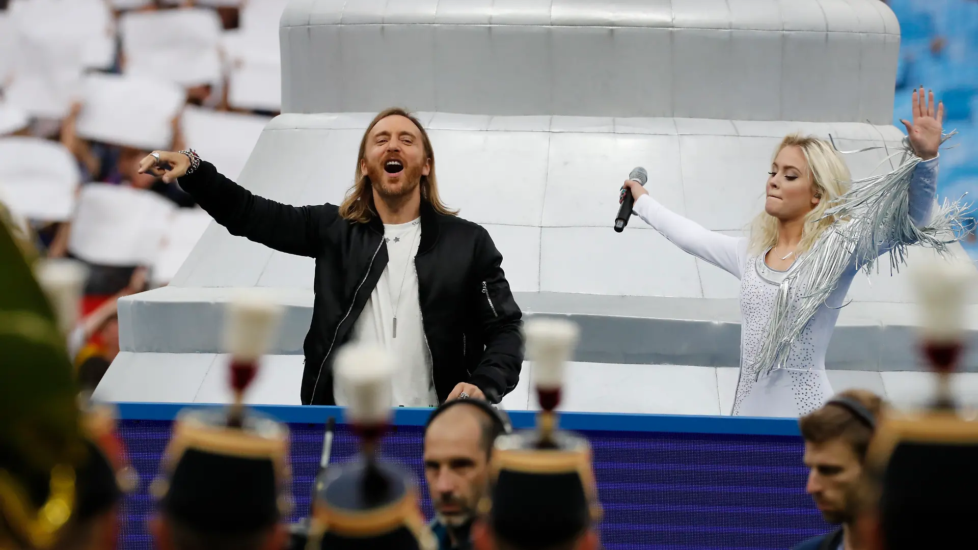 DJ David Guetta und Zara Larsson performen ihren EM-Song beim Finalspiel Frankreich gegen Portugal am 10. Juli 2016.