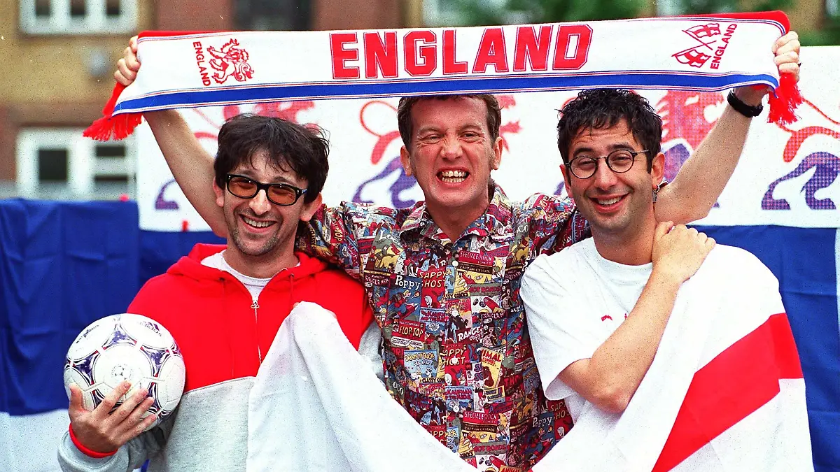 Von links nach rechts: Der britische Sänger Ian Broudie („The Lightning Seeds”) mit den Comedians Frank Skinner und David Baddiel, im Jahr 1998, zur Neu-Veröffentlichung ihres Hit-Songs „Three Lions”. 
