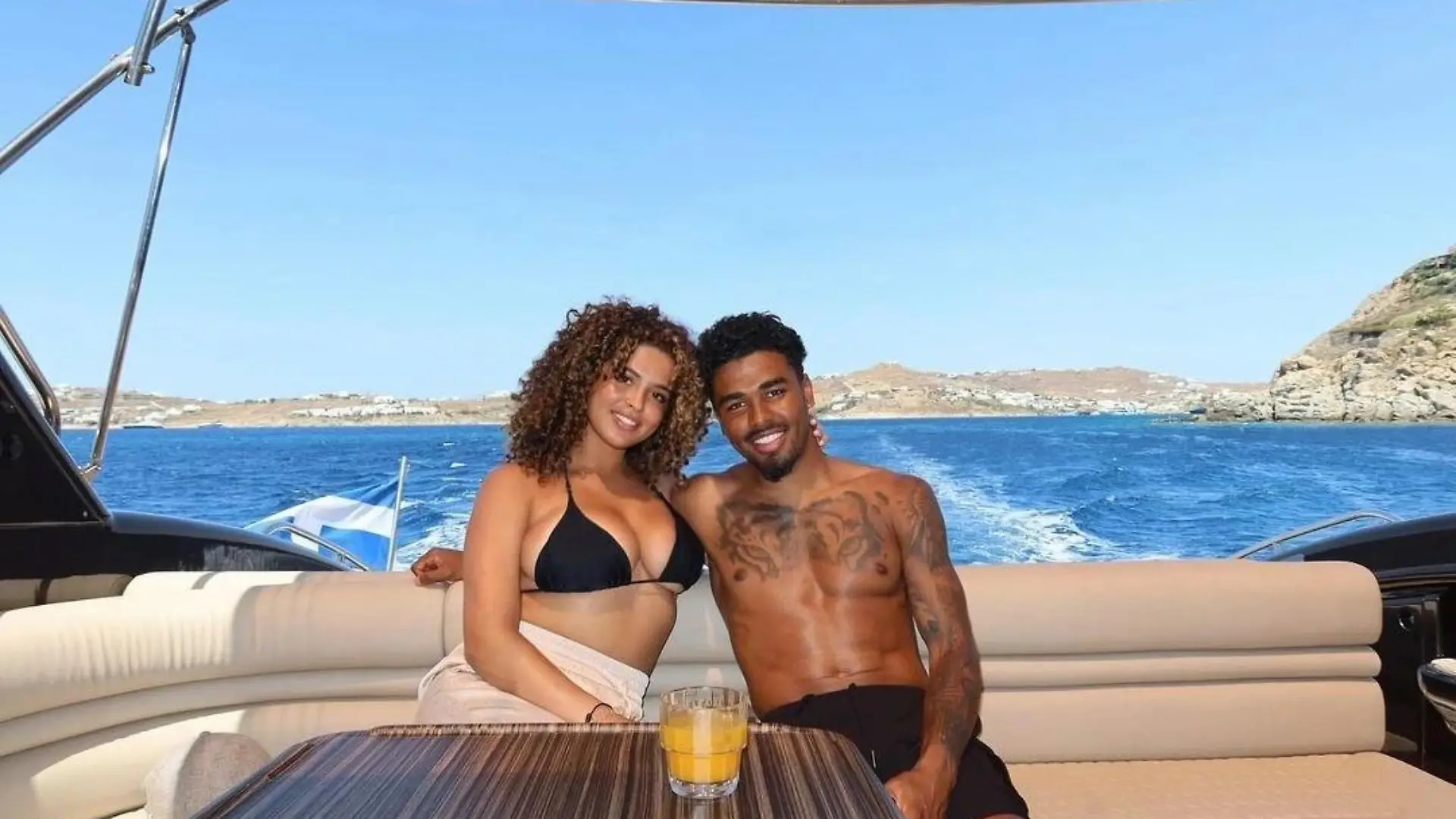 Ian Maatsen mit seiner Freundin Emely Tuinder im Griechenland-Urlaub