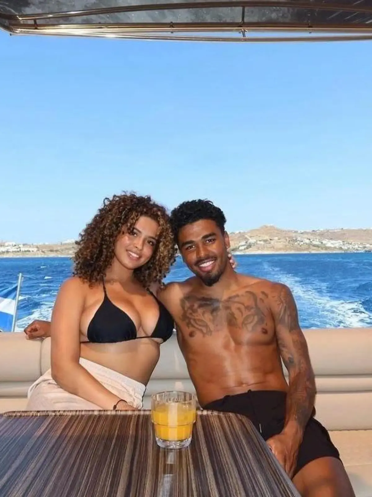 Ian Maatsen mit seiner Freundin Emely Tuinder im Griechenland-Urlaub