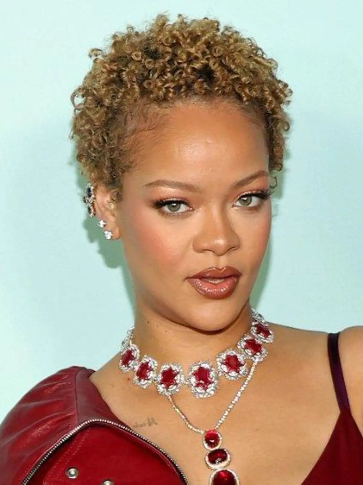 Überraschung! Rihanna trägt wieder natürliche Locken
