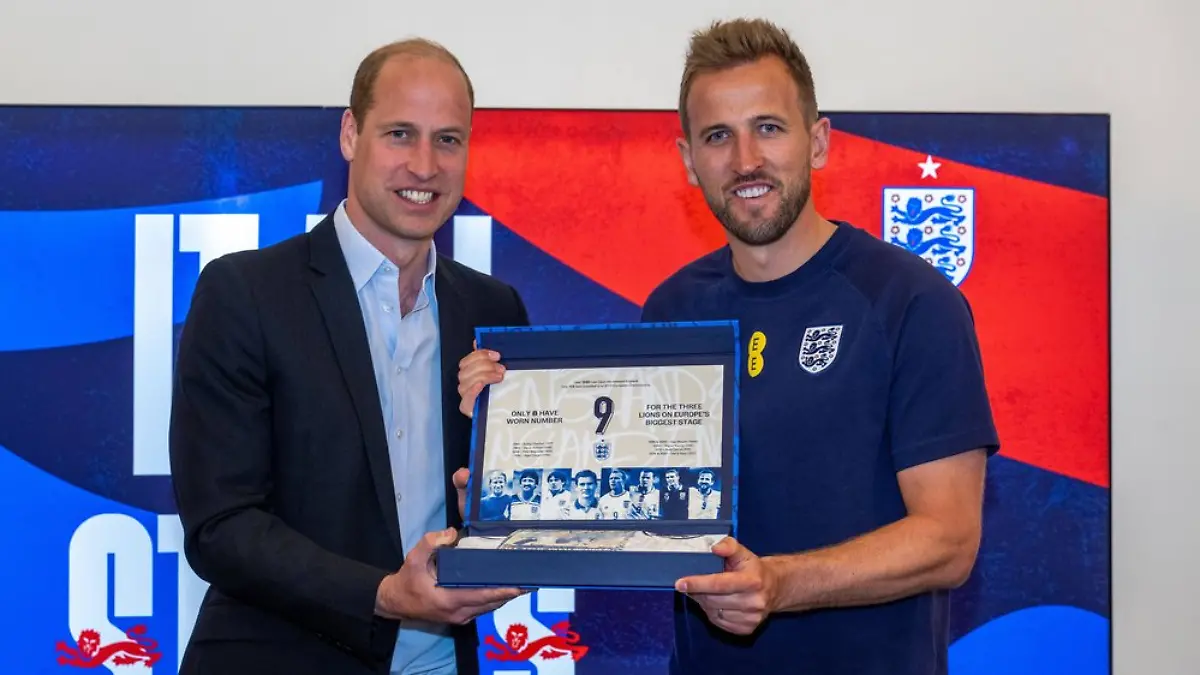 Prinz William mit dem englischen Kapitän Harry Kane.