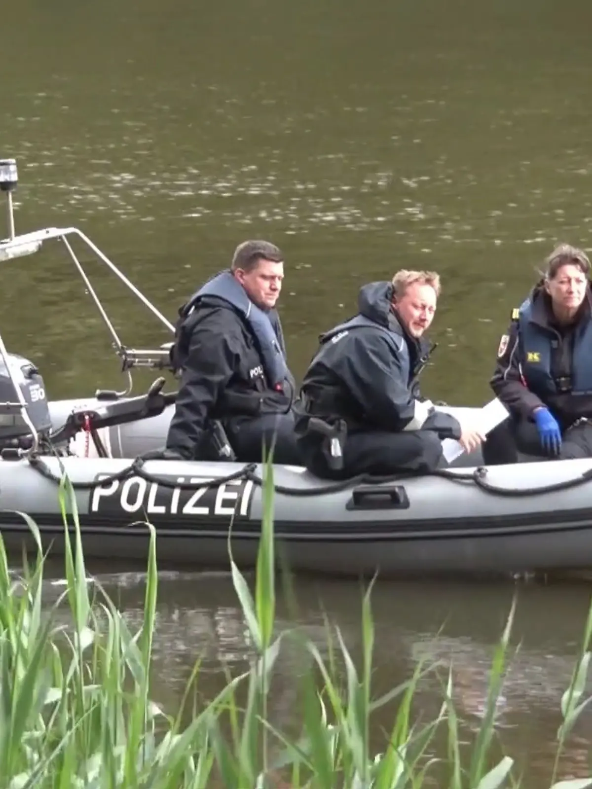 Polizeibeamte fahren in einem Schlauchboot auf der Ems in Meppen.