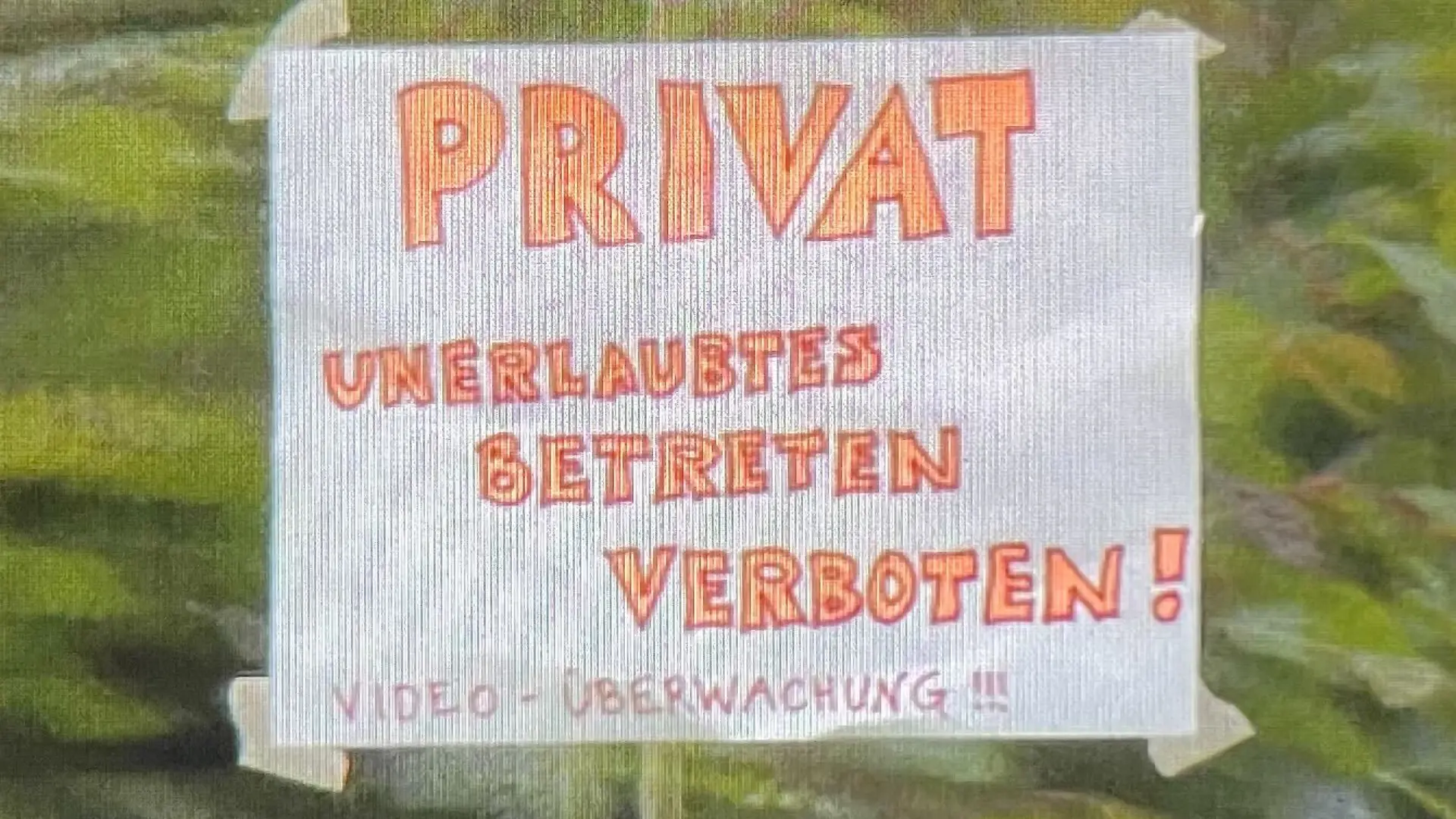 Ein Zettel auf der Terrassentür der Wohngruppe von Martje B. warnt ungebetene Gäste.