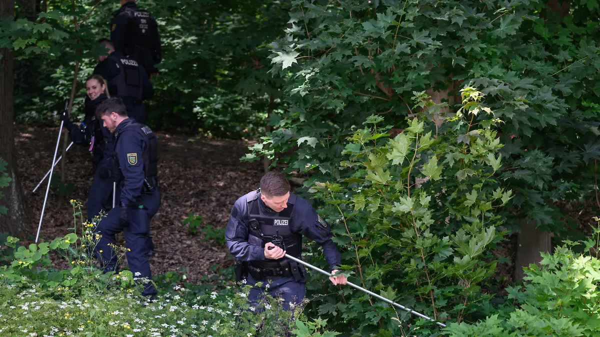 11.06.2024, Sachsen, Döbeln: Polizisten sind mit Suchstangen auf der Erkundung nach einer vermissten Grundschülerin in einem Waldstück unterwegs. Seit Montag voriger Woche fehlt von der neunjährigen Valeriia jede Spur. Die Polizei will am Dienstag noch einmal mit mehreren Hundert Einsatzkräften in der Stadt nach Hinweisen auf das Mädchen suchen. (zu dpa: «Polizei findet Leiche bei Suche nach Neunjähriger in Sachsen») Foto: Robert Michael/dpa +++ dpa-Bildfunk +++
