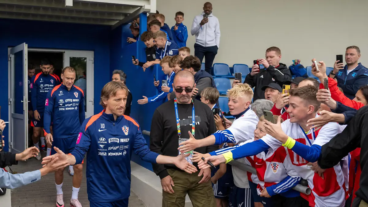 Fussball, Herren, Saison 2023/2024, EM 2024 in Deutschland, Training Kroatien im Volksparkstadion in Neuruppin, Luka Modric Kroatien und Fans, hinten Domagoj Vida Kroatien, 10.06. 2024, *** Football, Men, Season 2023 2024, European Championship 2024 in Germany, Training Croatia at Volksparkstadion in Neuruppin, Luka Modric Croatia and fans, in the back Domagoj Vida Croatia , 10 06 2024, Copyright: xMatthiasxKochx