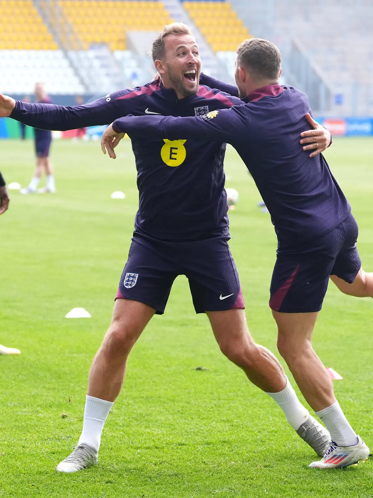 11.06.2024, Thüringen, Jena: Fußball: EM, Gruppe C, England, Öffentliches Training: Die englischen Nationalspieler Harry Kane (M) und Kieran Trippier (r) während einer Trainingseinheit auf dem Ernst-Abbe-Sportfeld. Foto: Adam Davy/PA Wire/dpa +++ dpa-Bildfunk +++