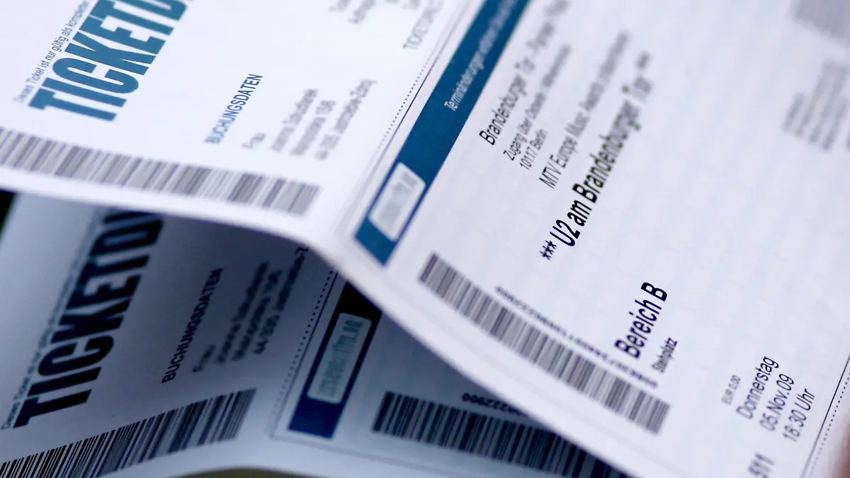 Konzerttickets liegen über einander.