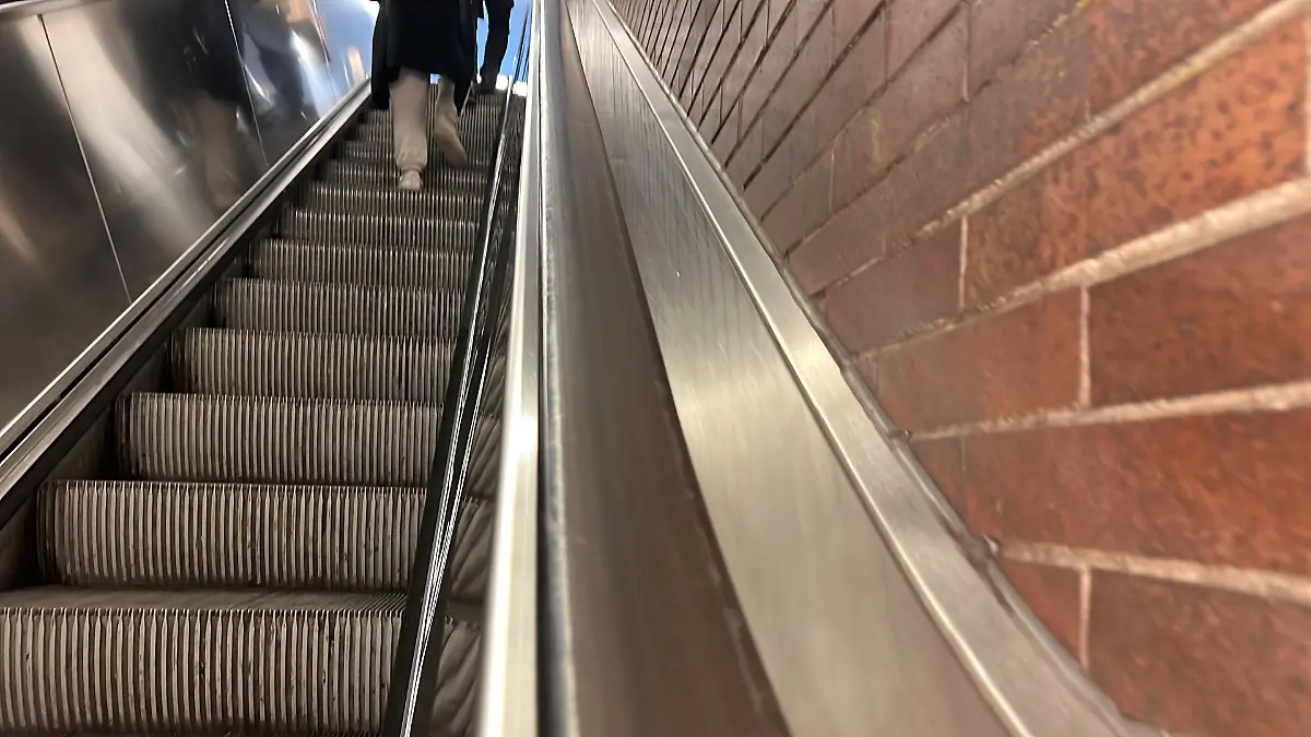 Eine Rolltreppe.