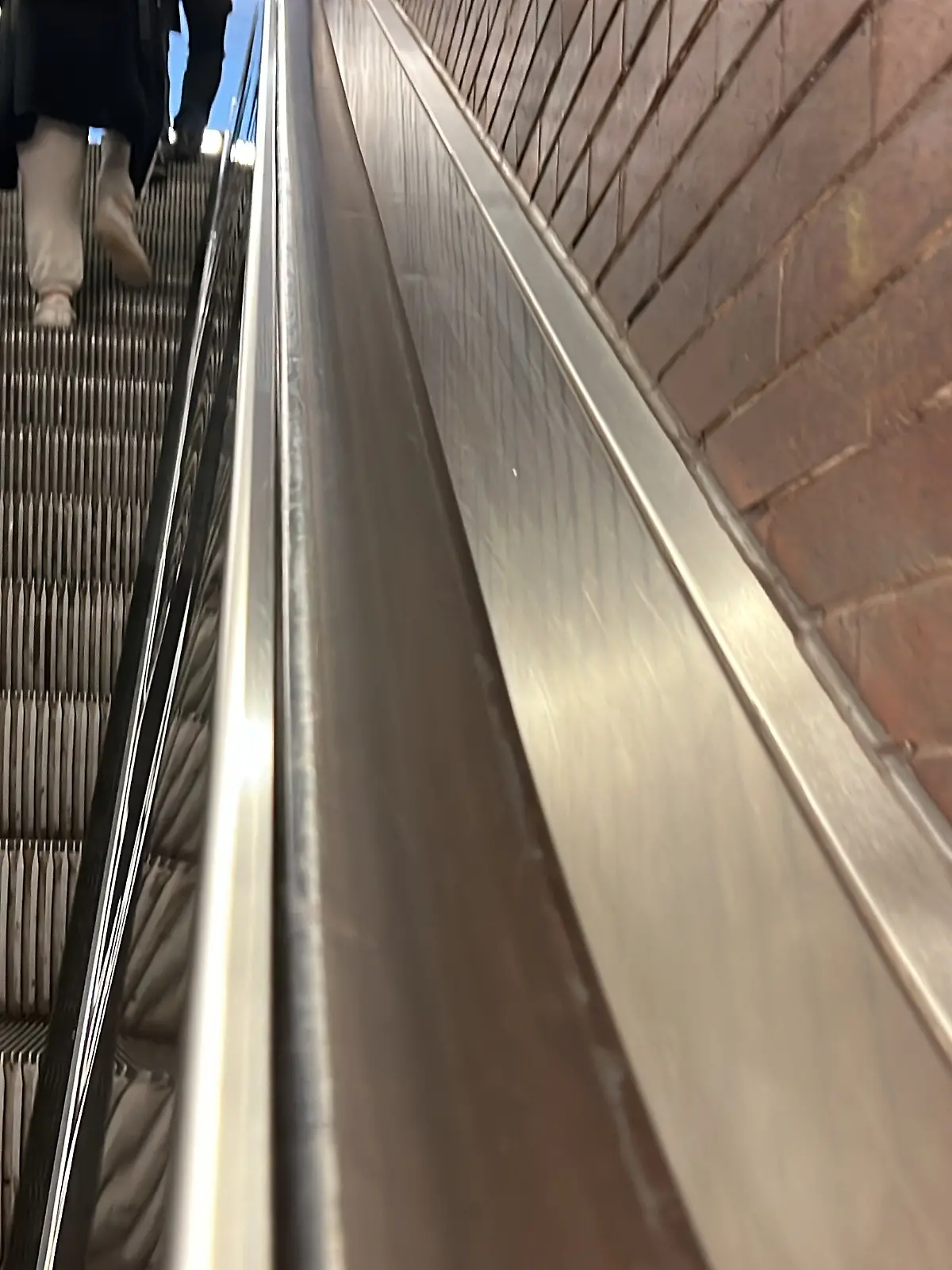 Eine Rolltreppe.