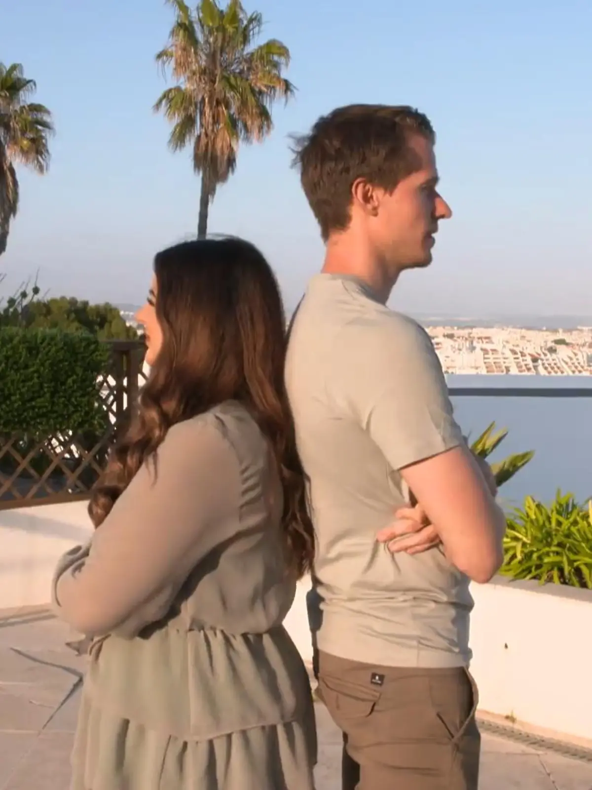 Die beiden RTL-Reporter Dilara Böke und Max Hanke wollen es sich in Albufeira, in Portugal, so richtig gut gehen lassen. Doch was ist eigentlich günstiger: ein Urlaub im 4-Sterne-Hotel mit All Inclusive oder ein Aufenthalt im Airbnb als Selbstversorger?