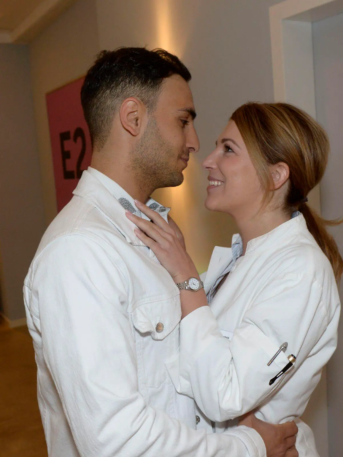 Nihat (Timur Ülker) kann Lilly (Iris Mareike Steen) mit seiner Vorfreude auf eine mögliche Schwangerschaft anstecken. 

Die Verwendung des sendungsbezogenen Materials ist nur mit dem Hinweis und Verlinkung auf RTL+ gestattet.