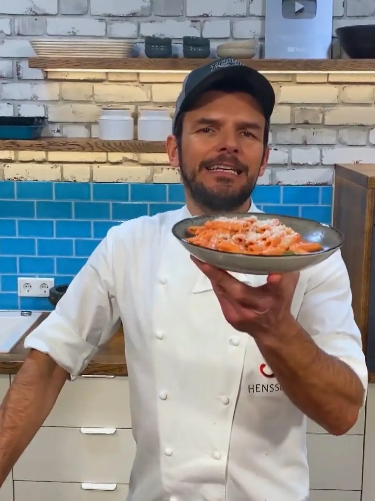 Bild zu: "Hensslers schnelle Nummer: Cremige Tomatenpasta in nur zwölf Minuten!"