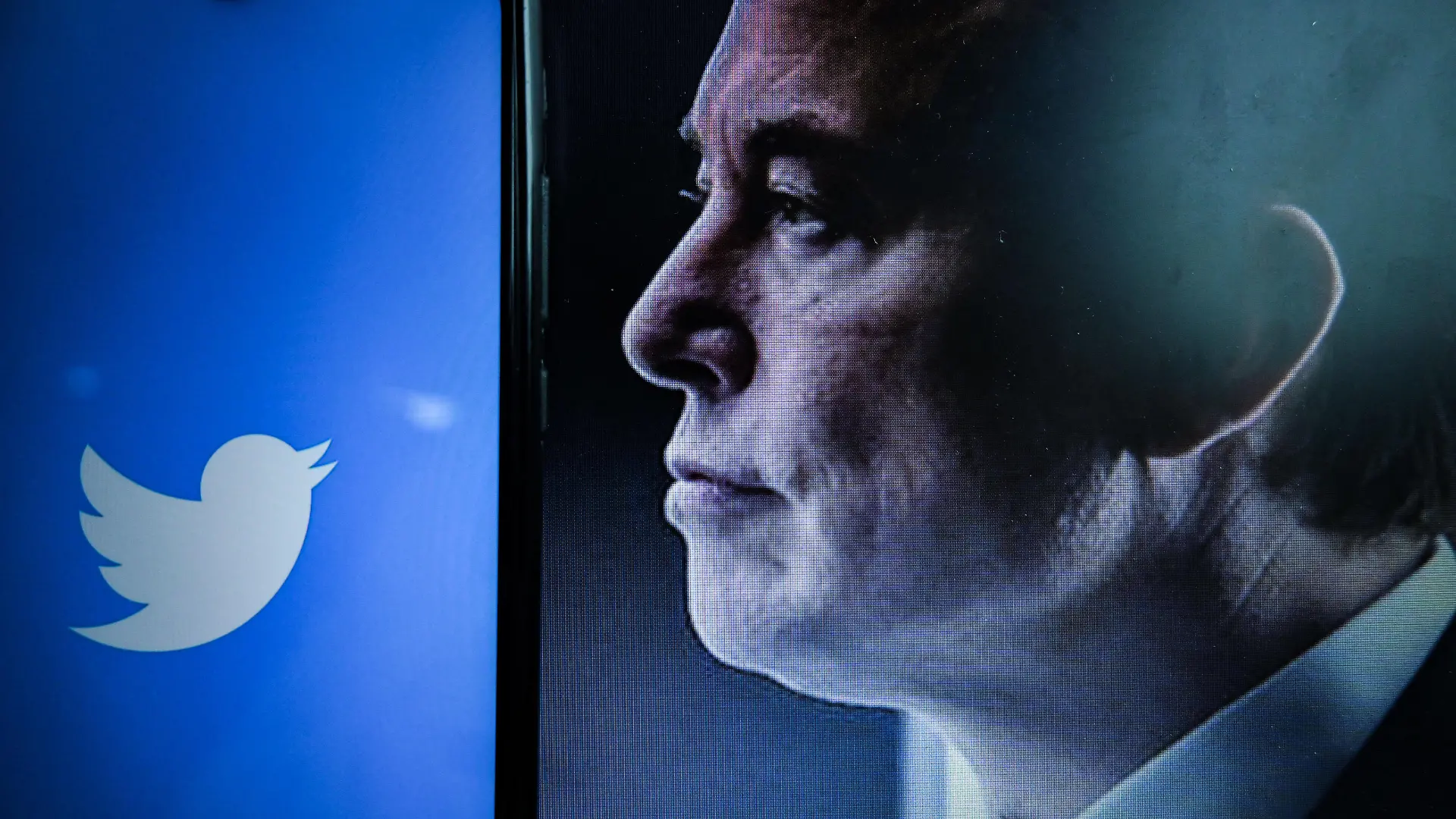 April 25, 2022, Clermont Ferrand, Auvergne Rhone Alpes, France: ELON MUSK wants to buy Twitter. The social media said it would agree with MUSK S proposition. Clermont Ferrand France - ZUMAf173 20220425_zip_f173_010 Copyright: xAdrienxFillonx