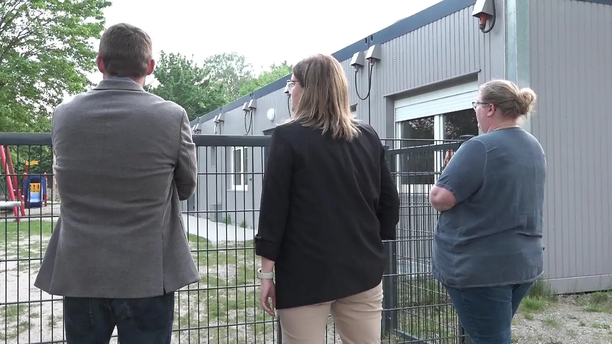 Eltern vor Container-Kita