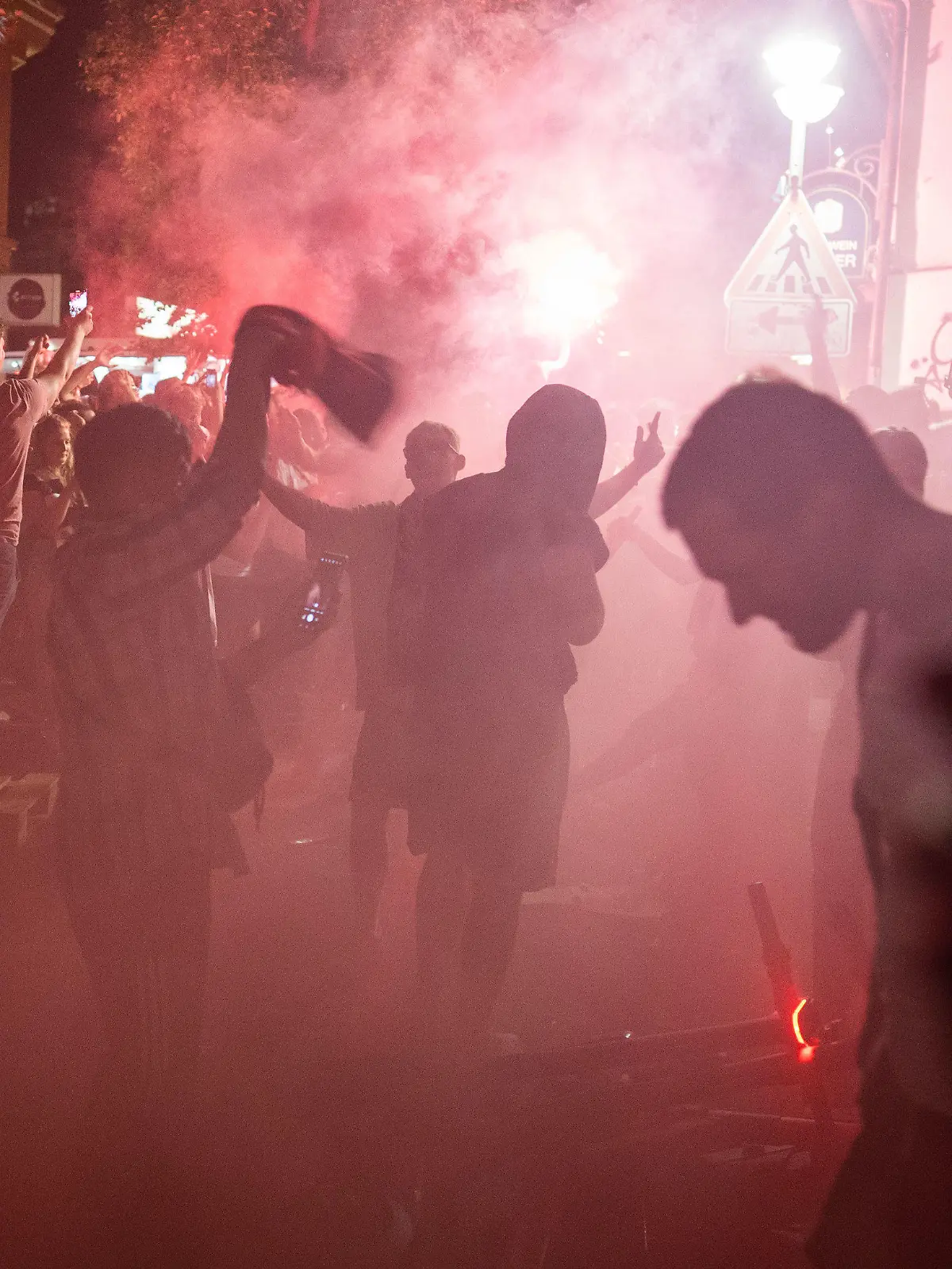 19.05.2022, Hessen, Frankfurt/Main: Fußball: Europa League, Eintracht Frankfurt - Glasgow Rangers, K.o.-Runde, Finale: Fans von Eintracht Frankfurt feiern im Stadtteil Bornheim mit Rauchbomben und Bengalos den Sieg ihres Teams im Europa League-Finale. Frankfurt besiegte die Rangers mit 5:4 im Elfmeterschießen, nachdem das Spiel 1:1 unentschieden geendet hatte. Foto: Frank Rumpenhorst/dpa +++ dpa-Bildfunk +++
