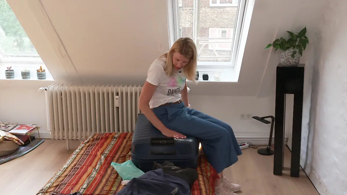 Auf Koffer sitzen.jpg