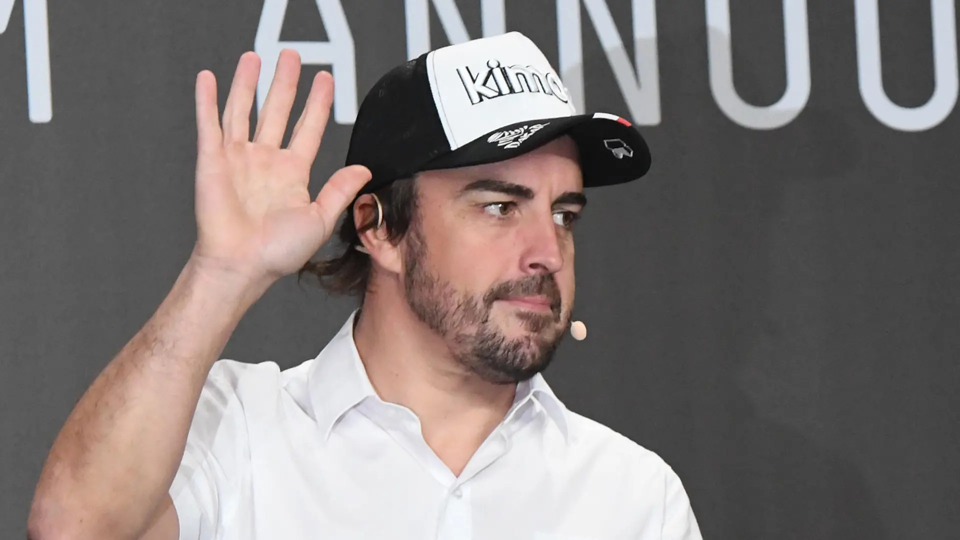 ARCHIV - 24.10.2019, Spanien, Salou: Fernando Alonso aus Spanien spricht auf einer Pressekonferenz. Alonso will bei seinem Formel-1-Comeback keine Zeit verlieren. Der zweimalige Weltmeister bereitet sich bereits mit Hochdruck auf seine Rückkehr im kommenden Jahr für Renaults Team Alpine F1 vor. (zu dpa: «Alles für den Erfolg: Rückkehrer Alonso will am Neujahrstag arbeiten») Foto: Sandro Delaere/BELGA/dpa +++ dpa-Bildfunk +++