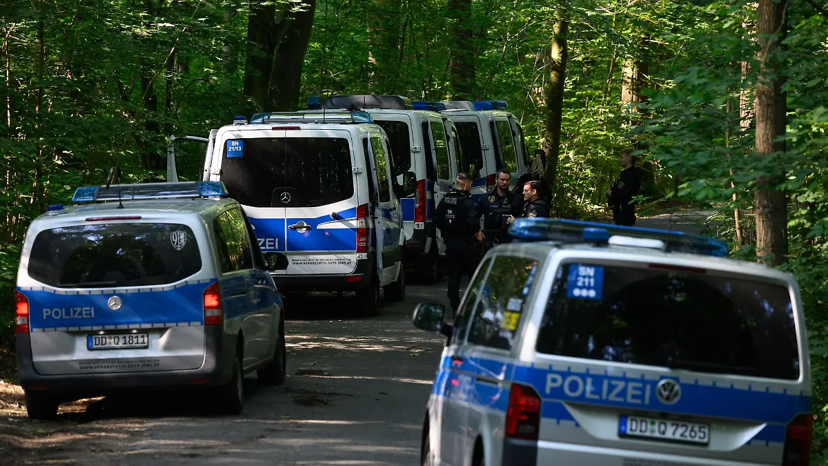 Polizisten stehen auf einer Straße in einem Wald. Bei der Suche nach der vermissten neunjährigen Valeriia hat die Polizei im sächsischen Döbeln eine Leiche gefunden.