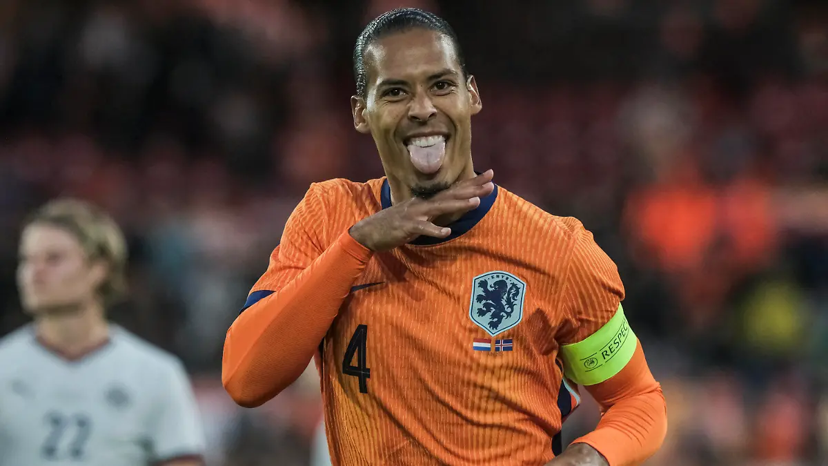 10.06.2024, Niederlande, Rotterdam: Fußball: Länderspiele, Niederlande - Island, im De Kuip: Der Niederländer Virgil van Dijk feiert den zweiten Treffer seiner Mannschaft. Foto: Patrick Post/AP +++ dpa-Bildfunk +++