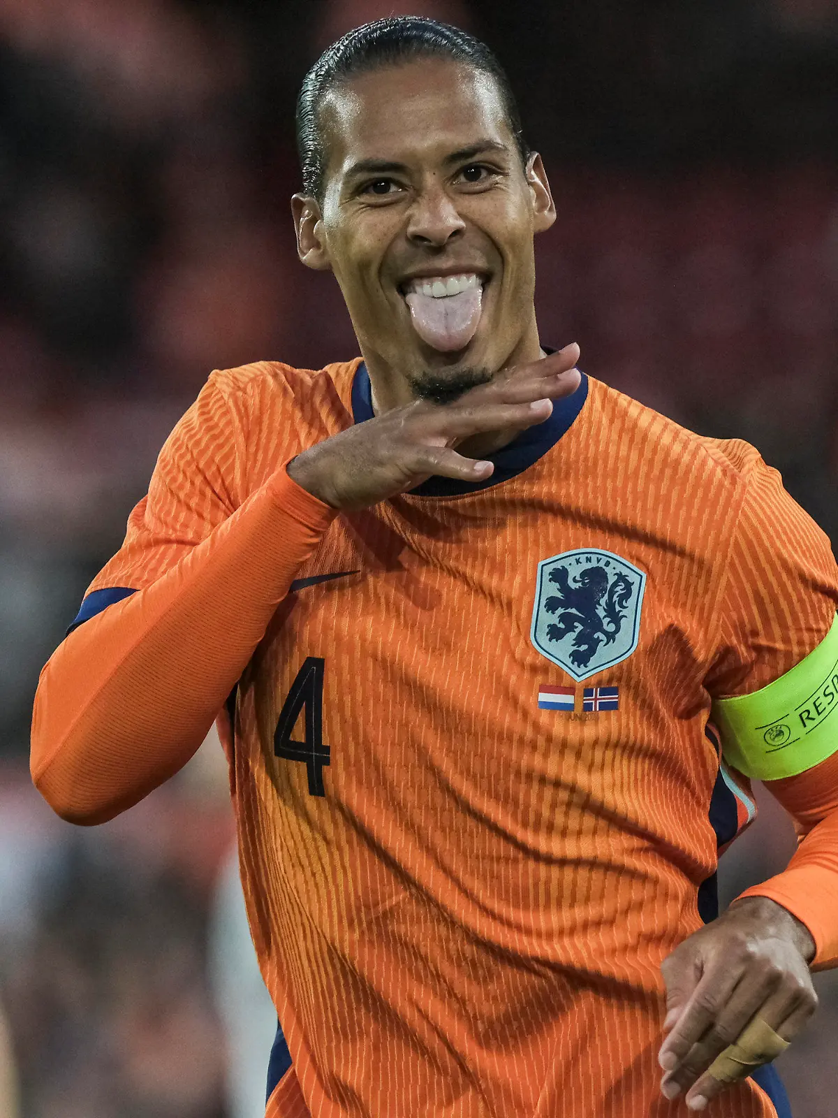 10.06.2024, Niederlande, Rotterdam: Fußball: Länderspiele, Niederlande - Island, im De Kuip: Der Niederländer Virgil van Dijk feiert den zweiten Treffer seiner Mannschaft. Foto: Patrick Post/AP +++ dpa-Bildfunk +++