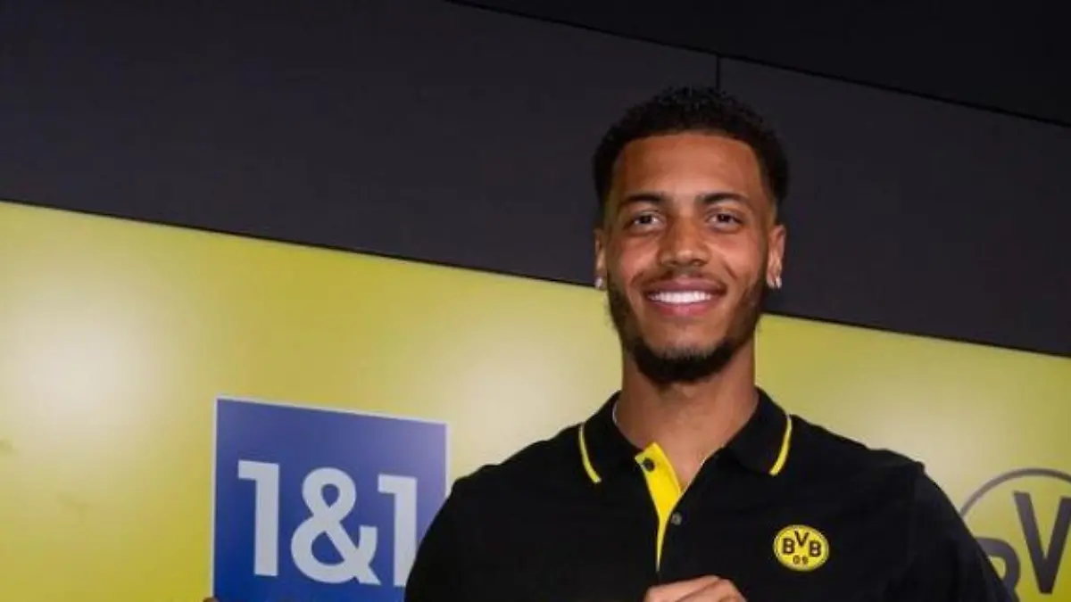 Felix Nmecha (22) mit seinem neuen Trikot