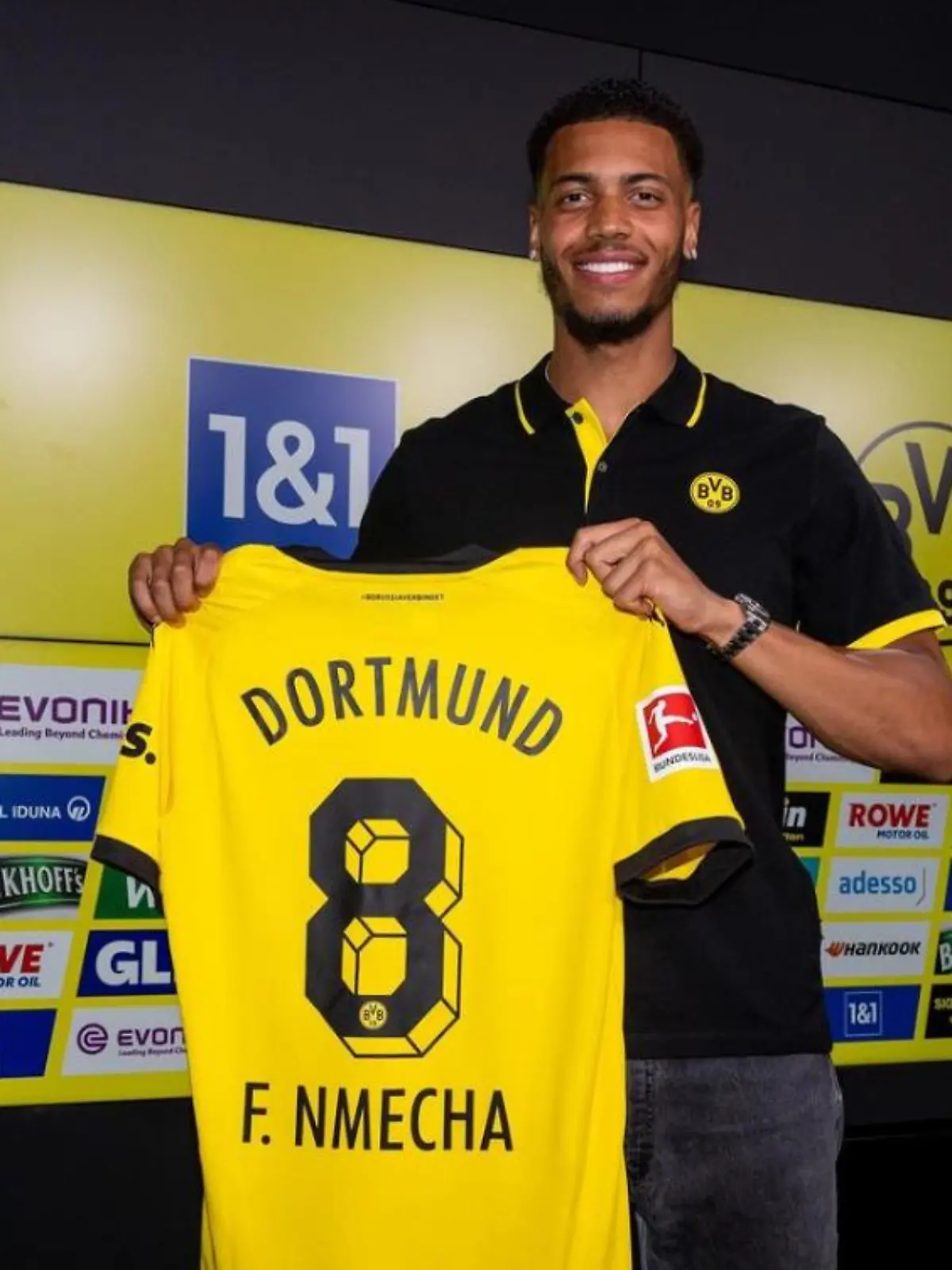 Felix Nmecha (22) mit seinem neuen Trikot