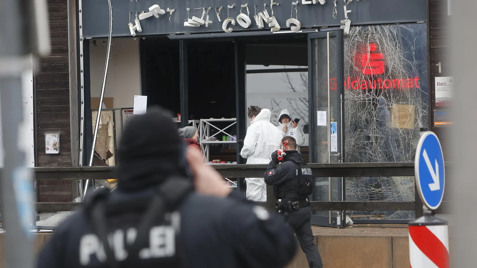 PRODUKTION - 14.01.2023, Niedersachsen, Clausthal-Zellerfeld: Einsatzkräfte der Polizei sichern den Tatort am Torfhaus. Am frühen Morgen haben dort unbekannte einen Geldautomaten gesprengt. Dabei entstand erheblicher Sachschaden. Foto: Matthias Bein/dpa +++ dpa-Bildfunk +++