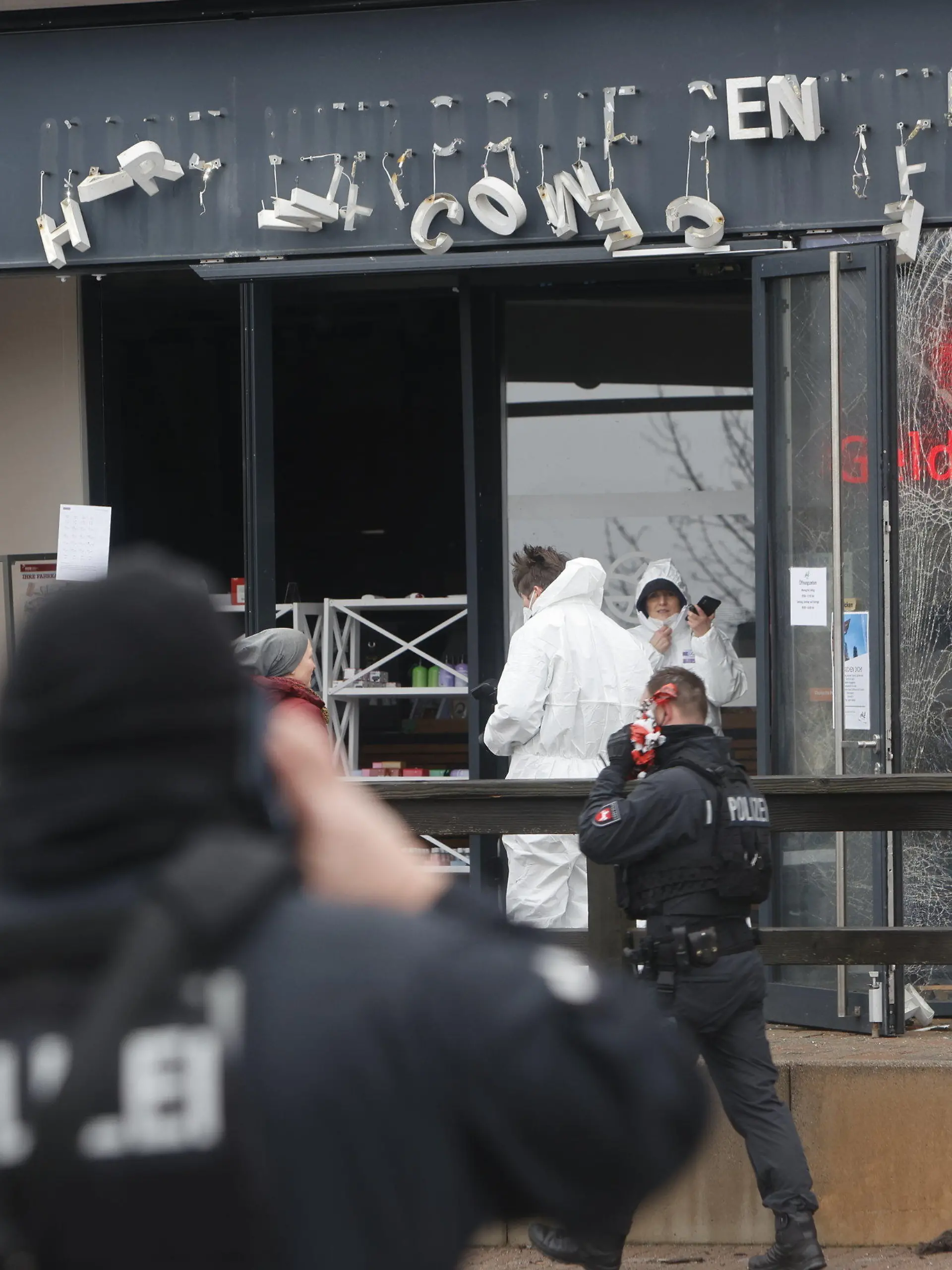PRODUKTION - 14.01.2023, Niedersachsen, Clausthal-Zellerfeld: Einsatzkräfte der Polizei sichern den Tatort am Torfhaus. Am frühen Morgen haben dort unbekannte einen Geldautomaten gesprengt. Dabei entstand erheblicher Sachschaden. Foto: Matthias Bein/dpa +++ dpa-Bildfunk +++