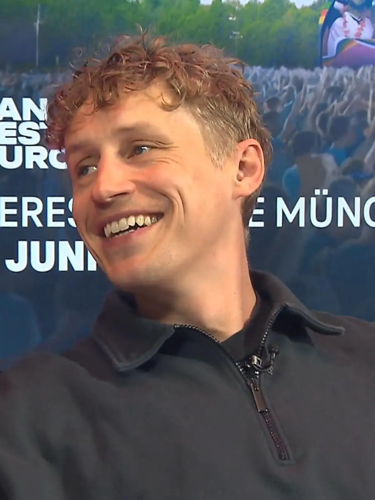Bild zu: "Tim Bendzko heizt Fans vor EM ein!"