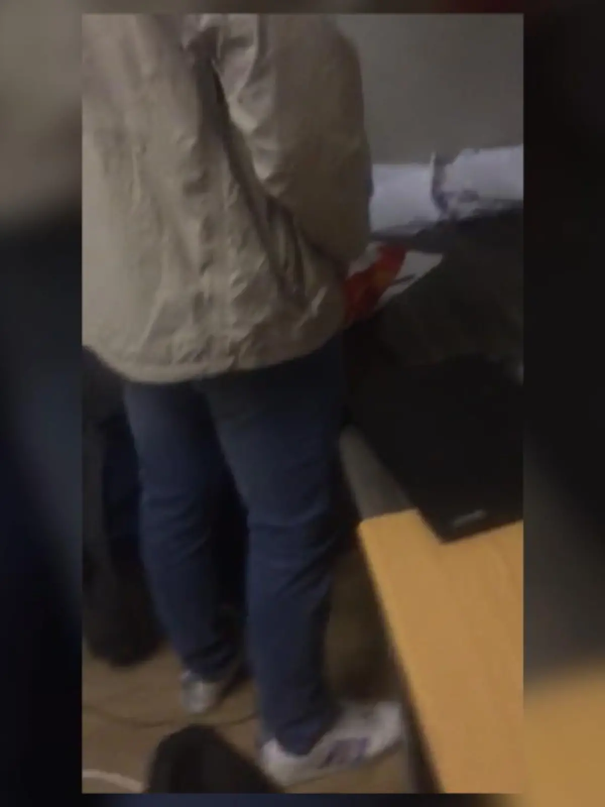 Es ist ein Rassismus-Vorfall, der Südafrika erschüttert: In einem Wohnheim der Stellenbosch Universität hat ein weißer Student auf den Schreibtisch eines schwarzen Kommilitonen uriniert. Dieser zückte seine Handy und filmte den Täter in Aktion. Mehr dazu im Video.
