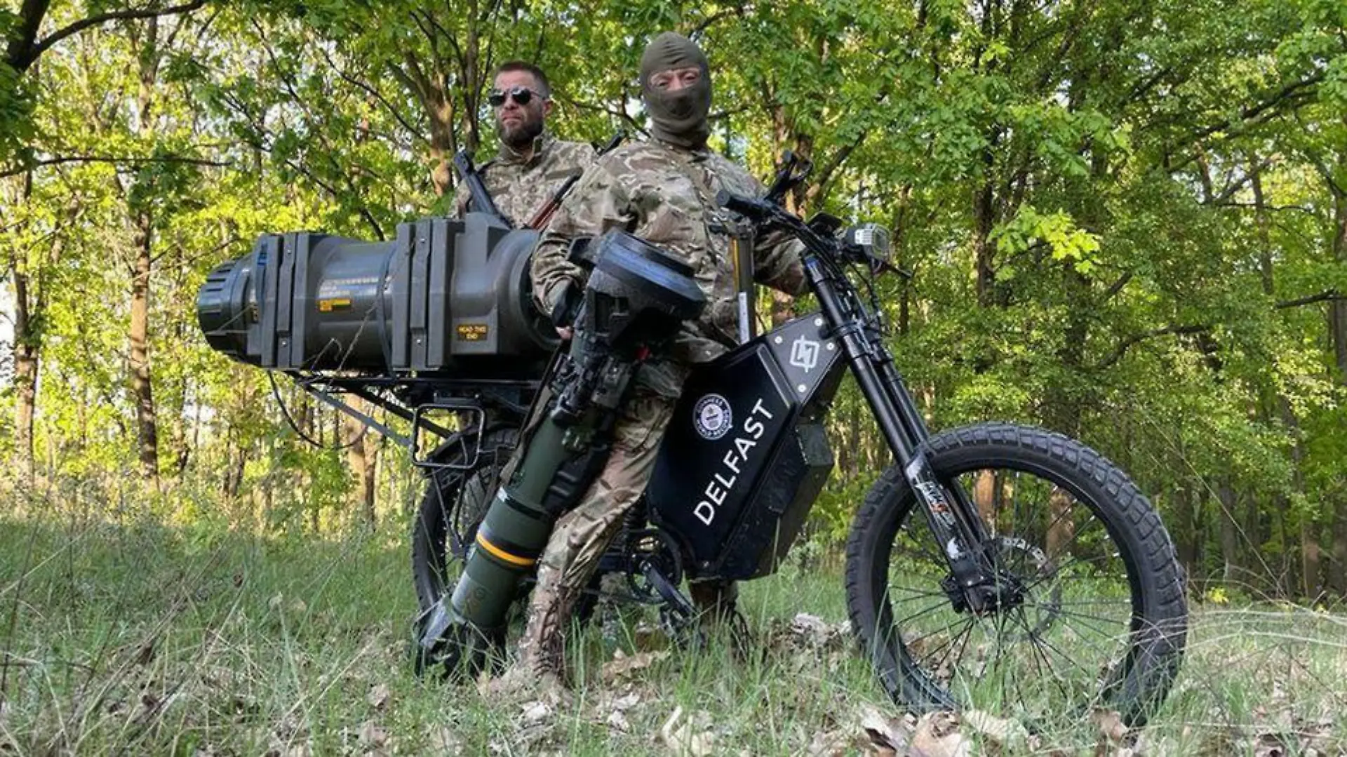 Die ukrainische Armee nutzt E-Bikes im Kampf gegen Russland. Das Bild wurde vom CEO und Gründer der Firma Delfast veröffentlicht. Es zeigt das Modell Top 3.0 von Delfast mit einer seitlich montierten NLAW-Panzerabwehrlenkwaffe.