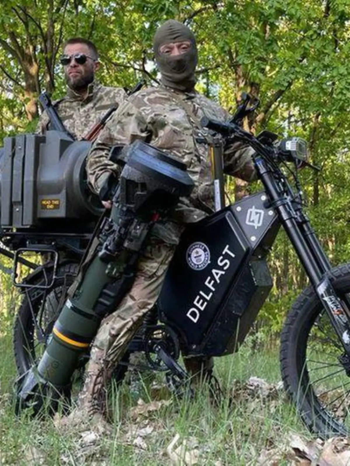 Die ukrainische Armee nutzt E-Bikes im Kampf gegen Russland. Das Bild wurde vom CEO und Gründer der Firma Delfast veröffentlicht. Es zeigt das Modell Top 3.0 von Delfast mit einer seitlich montierten NLAW-Panzerabwehrlenkwaffe.