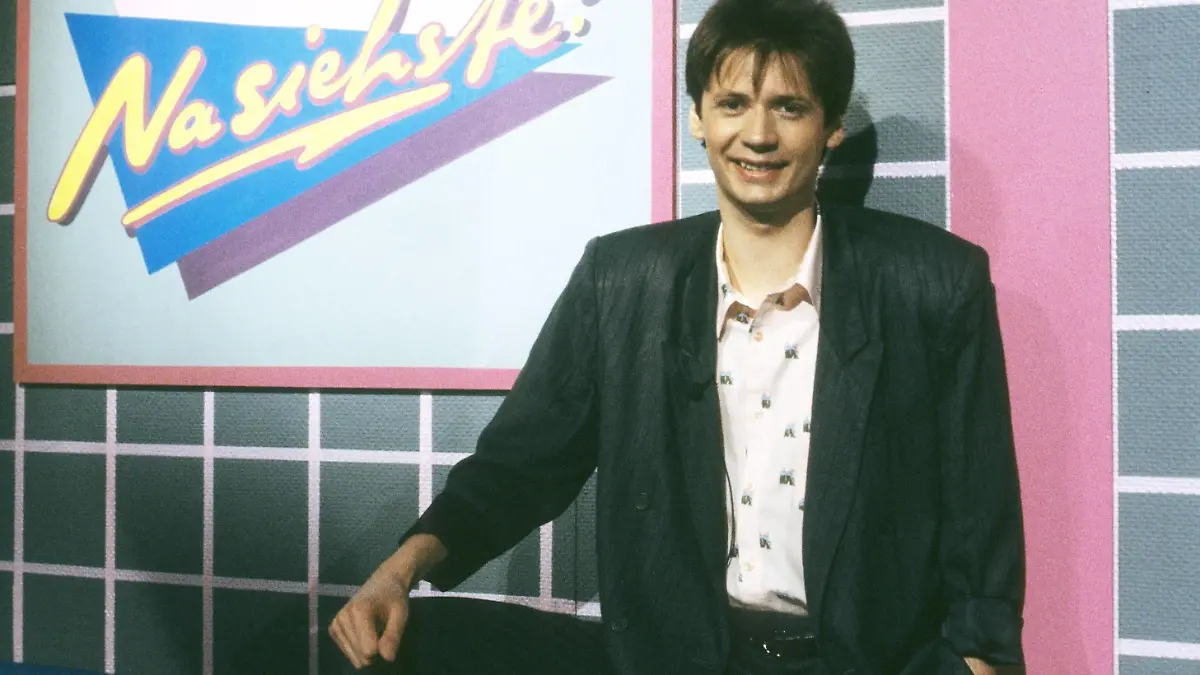 Günther Jauch (TV-Moderator) 01/88 rag Günther Jauch im Januar 1988 in Na Siehste! (ZDF) Deutschland deutsch Deutscher Mann Moderation TV Fernsehen Show Fernsehshow Journalismus Journalist dunkelhaarig kurzhaarig leger Hemd Sakko Jackett german host presenter quer halb Fernsehstudio Kulisse Logo stehend lächelnd
Günther Jauch TV presenter 01 88 RAG Günther Jauch in January 1988 in Na Siehste ZDF Germany German German Man Moderation TV Television Show TV Journalism Journalist dark haired short casual Shirt Jacket Jacket German Host Presenter horizontal half Television Backdrop emblem standing smiling