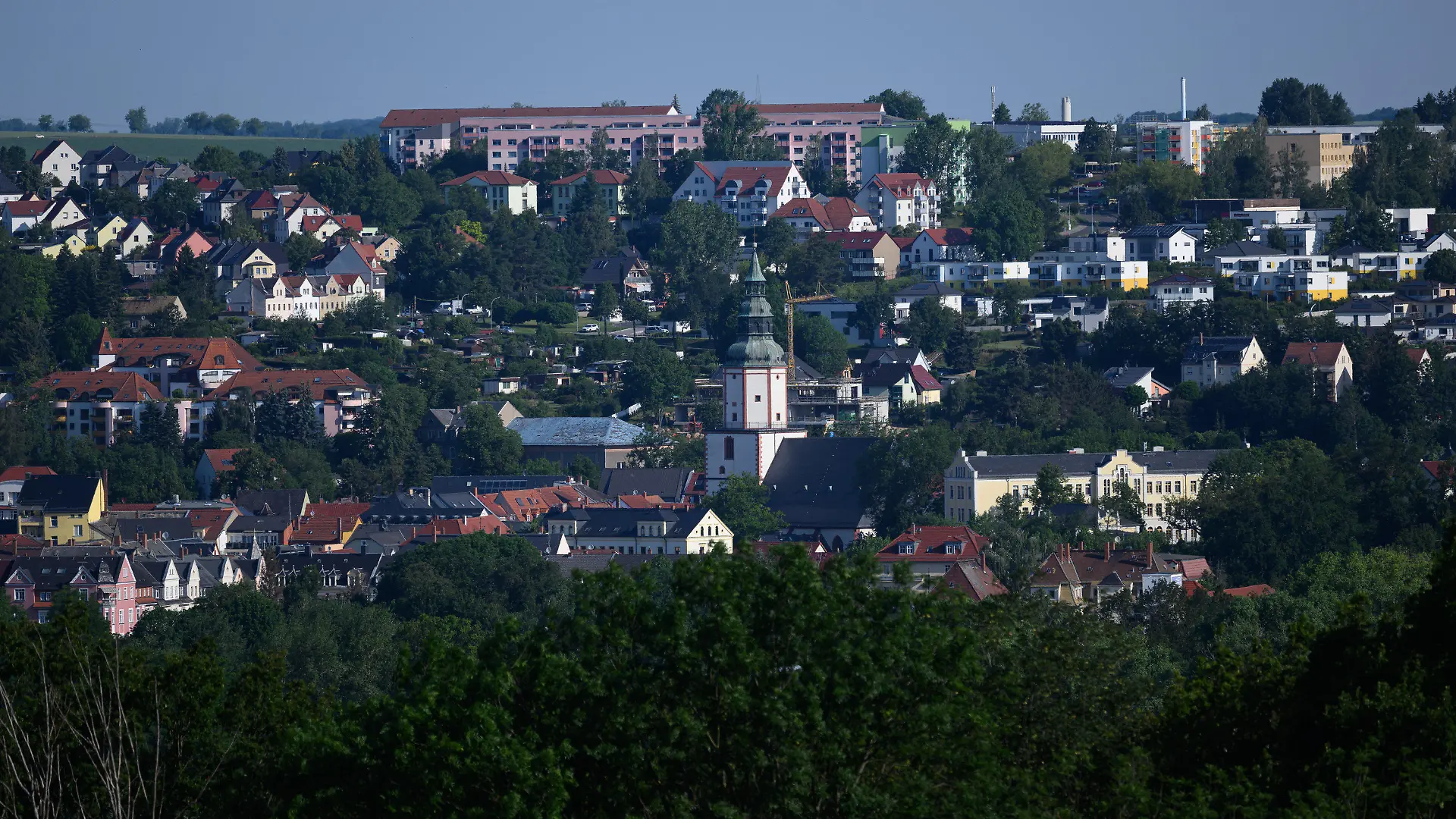 12.06.2024, Sachsen, Döbeln: Blick auf die Große Kreisstadt im sächsischen Landkreis Mittelsachsen. Bei der Suche nach der vermissten neunjährigen Valeriia hat die Polizei im sächsischen Döbeln eine Leiche gefunden. Die Polizei teilte mit, es werde geprüft, ob es sich dabei um das seit dem 3. Juni vermisste Mädchen handle. Foto: Robert Michael/dpa +++ dpa-Bildfunk +++