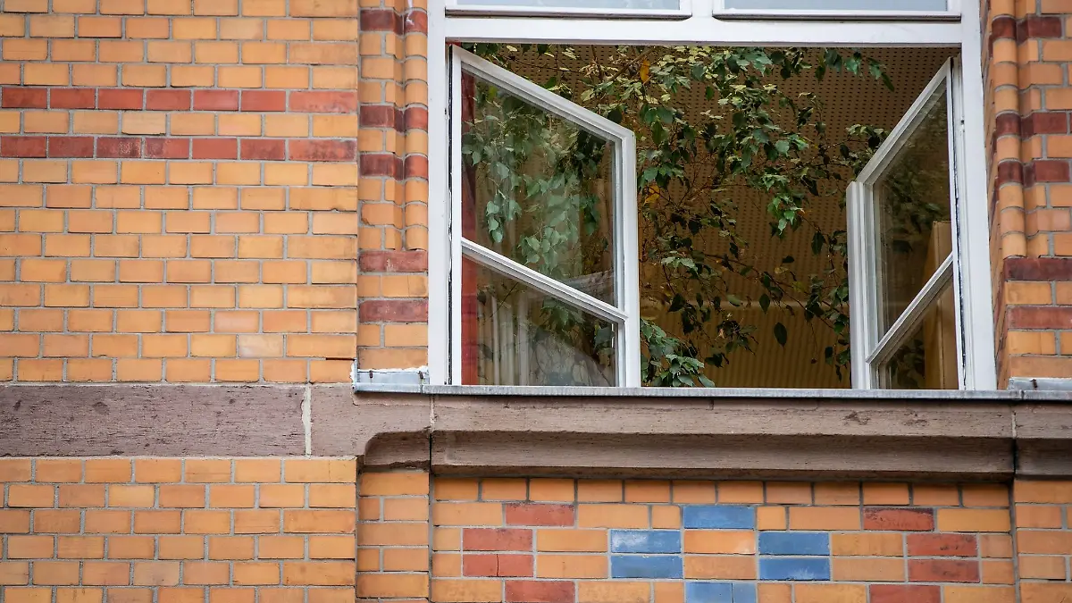 Ein Fenster einer an einer Schule ist zum Lüften geöffnet.