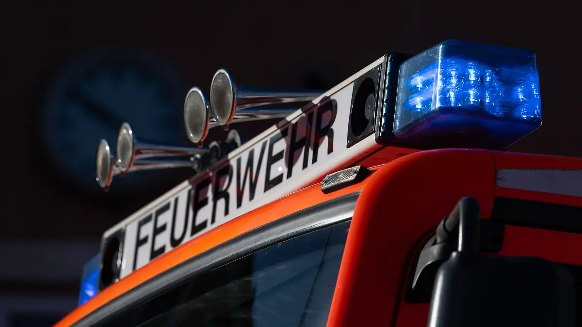 Blaulicht leuchtet auf einem Einsatzfahrzeug der Feuerwehr.