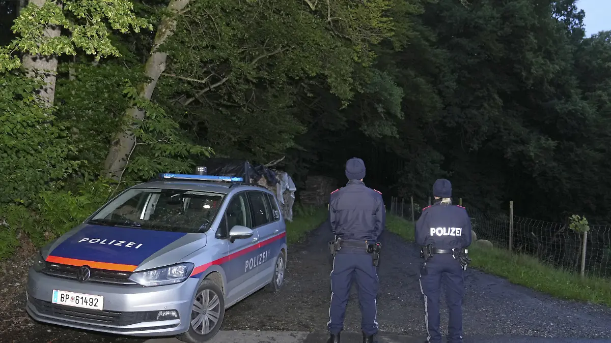 Kind in Österreich von abbrechender Erdkante verschüttet