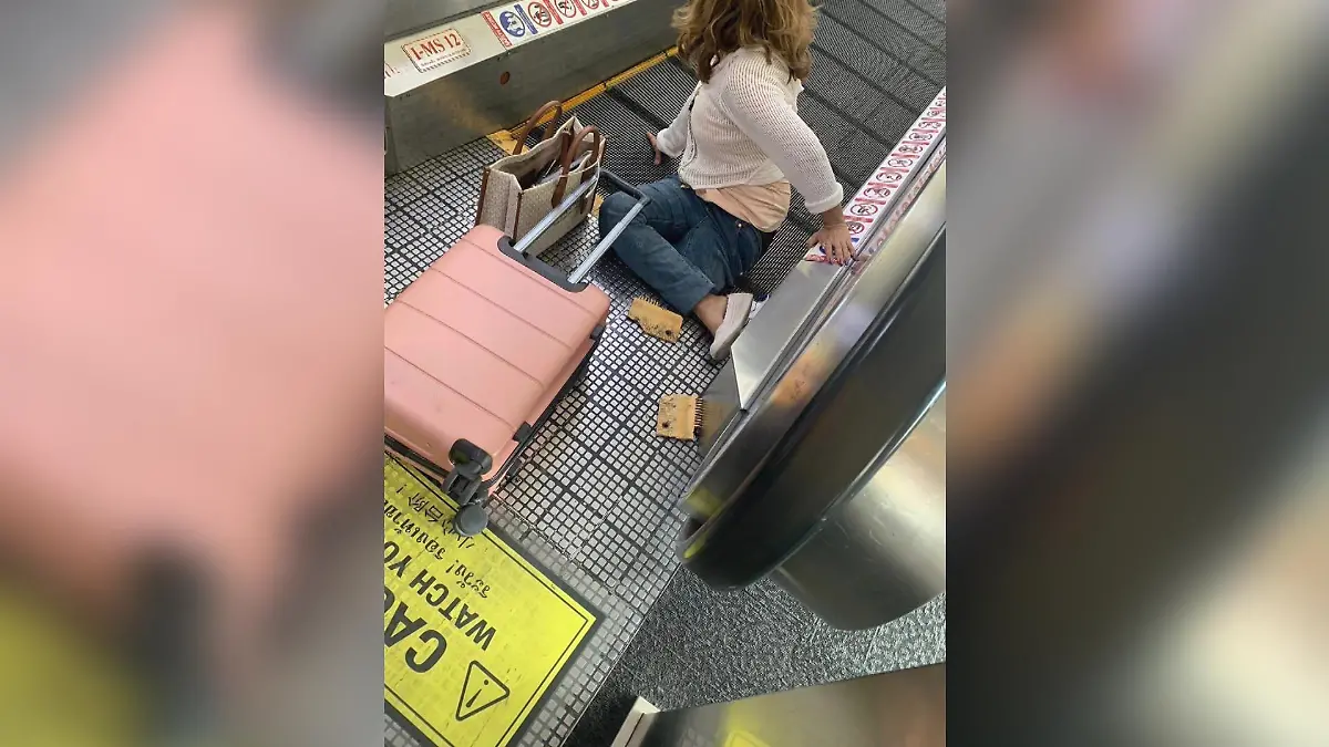 Eine Frau (57) bleibt am Flughafen Bangkok in einem Fahrsteig stecken.