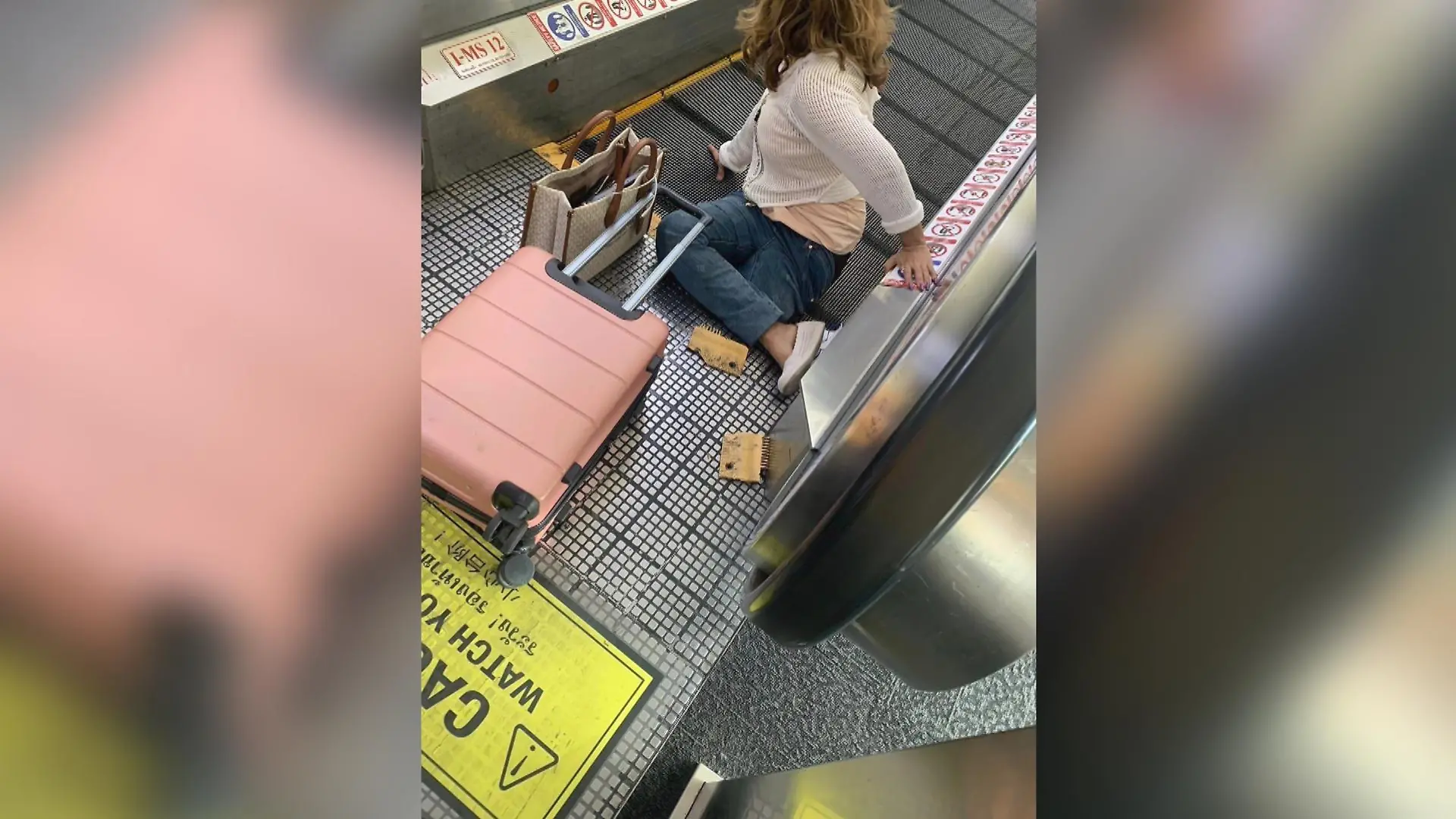 Eine Frau (57) bleibt am Flughafen Bangkok in einem Fahrsteig stecken.