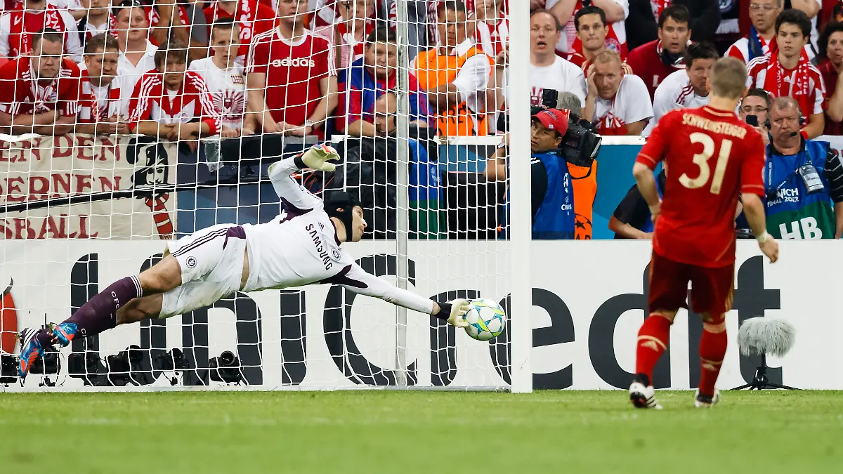 Petr Čech pariert den Elfmeter von Bastian Schweinsteiger im Champions-League-Finale 2012.