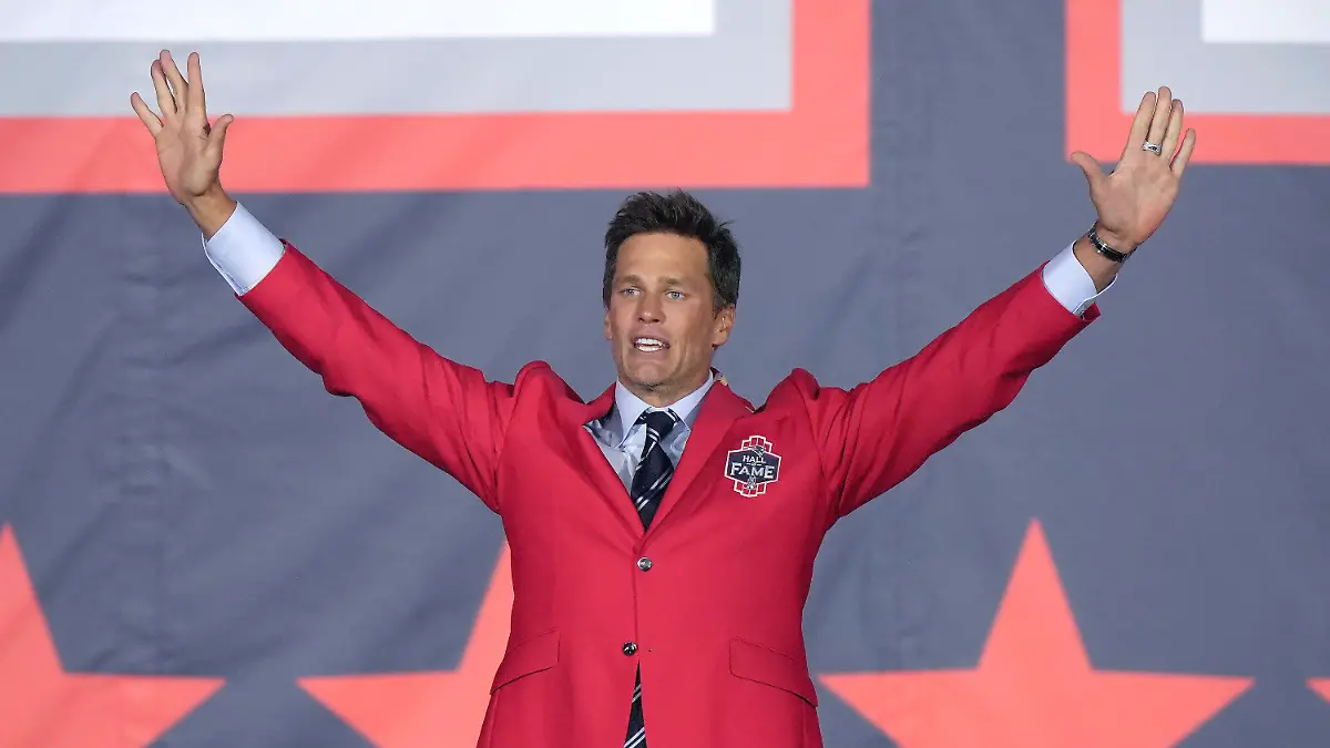 13.06.2024, USA, Foxborough: Der ehemalige Quarterback der New England Patriots, Tom Brady, winkt der Menge zum Abschluss der Einführungszeremonie der Patriots Hall of Fame für Brady im Gillette Stadium. Foto: Steven Senne/AP/dpa +++ dpa-Bildfunk +++
