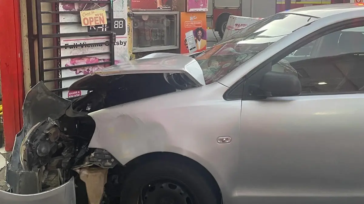 Der VW Polo, nachdem er am 5. März 2024 in Kapstadt in ein Geschäft gefahren ist. 