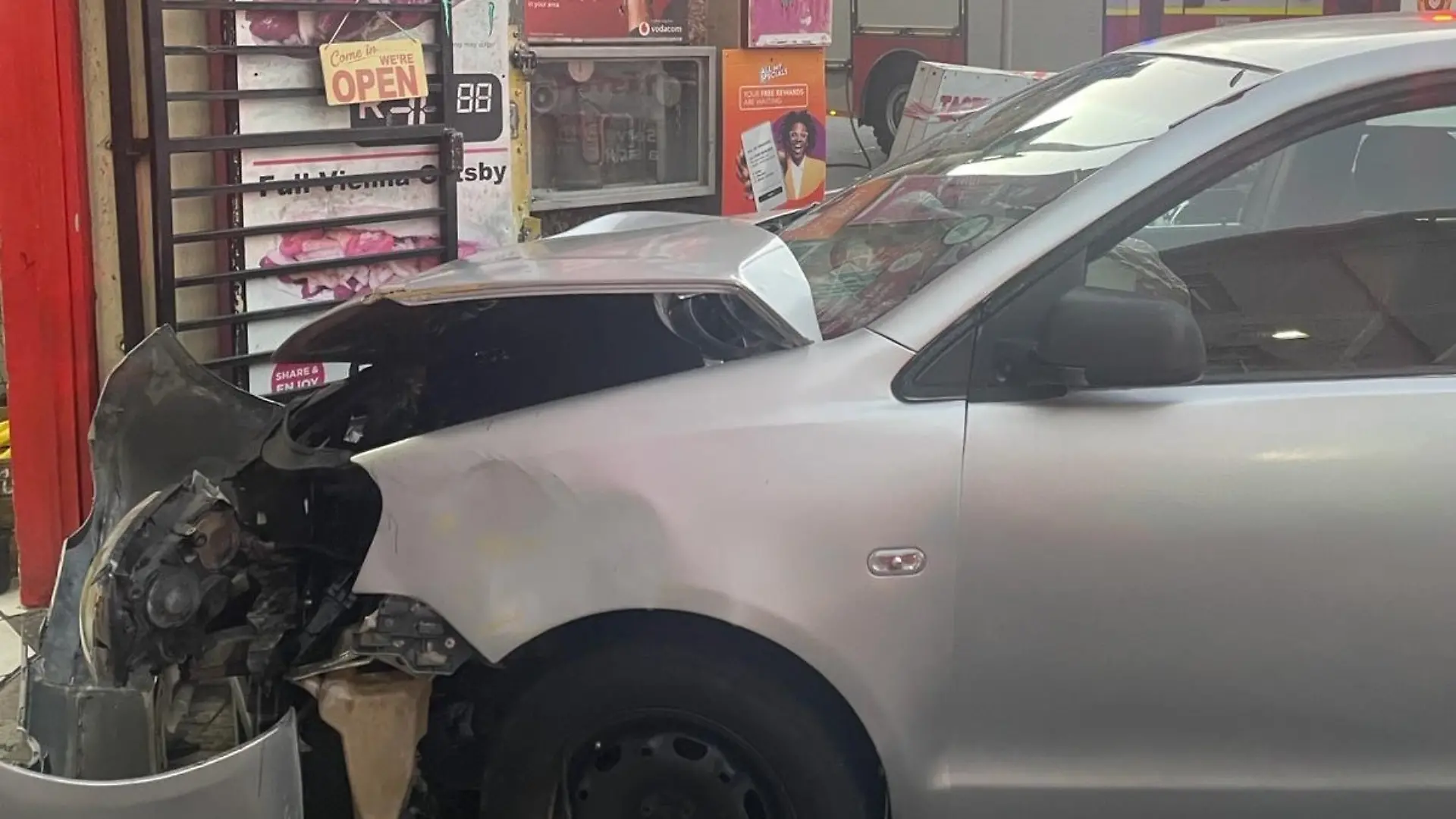 Der VW Polo, nachdem er am 5. März 2024 in Kapstadt in ein Geschäft gefahren ist.