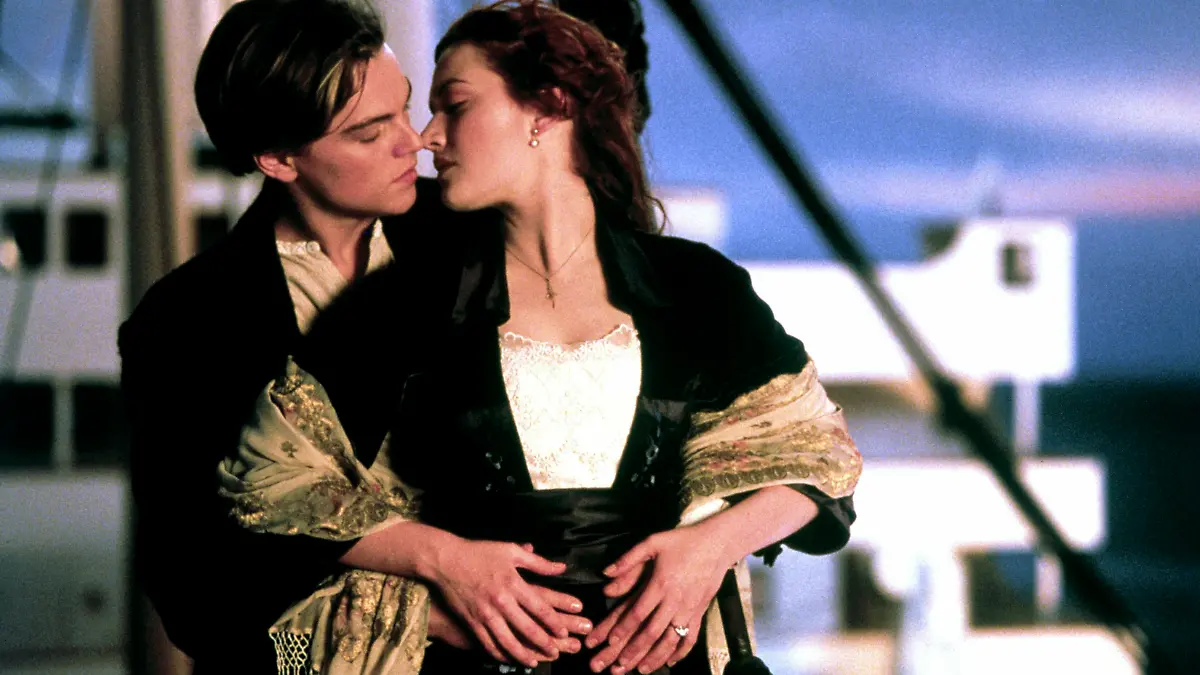 Kate Winslet ist bis heute stolz auf den Filmklassiker aus dem Jahr 1997. An die Aufnahme der berühmten Kuss-Szene an der Schiffsreling hat sie jedoch einige unangenehme Erinnerungen.